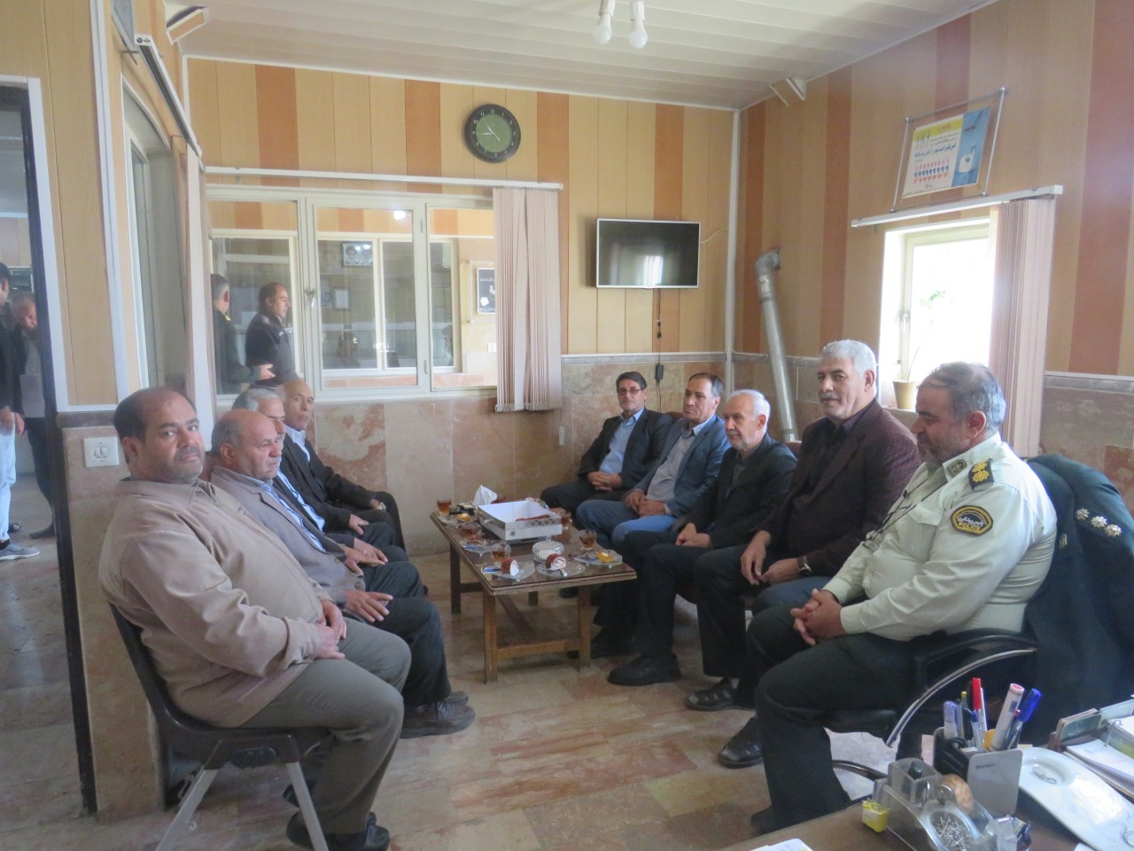 دیدار مسئول دفتر نمایندگی کانون بازنشستگان شهرستان ملکان به همراه تعدادی از بازنشستگان با رئیس کلانتری 11 شهرستان ملکان