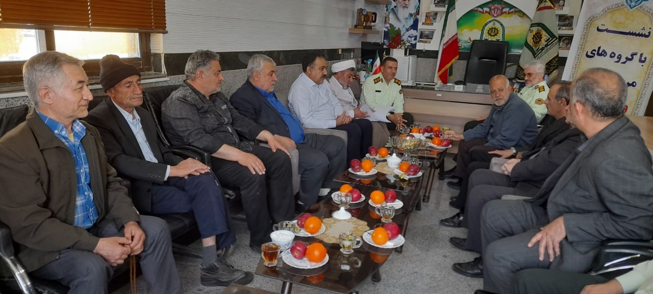 دیدار صمیمی مسئول دفتر نمایندگی خمینی شهر با جانشین فرماندهی انتظامی شهرستان
