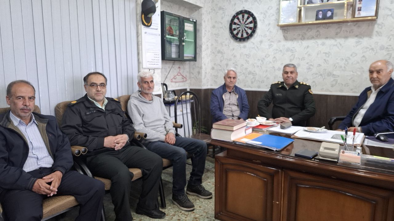دیدار مسئول دفتر نمایندگی کانون بازنشستگان انتظامی شهرستان مرند به همراه تعدادی از بازنشستگان با رئیس و کارکنان کلانتری ۱۲ امام(ره) مرند