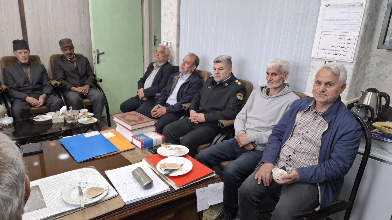 دیدار مسئول دفتر نمایندگی کانون بازنشستگان انتظامی شهرستان مرند به همراه تعدادی از بازنشستگان با رئیس و کارکنان کلانتری ۱۲ امام(ره) مرند