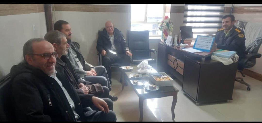 دیدار مسئول دفتر نمایندگی کانون بازنشستگان شهرستان بناب به همراه جمعی از بازنشستگان با سرهنگ شاکر حسن زاد رئیس کلانتری 11 بناب