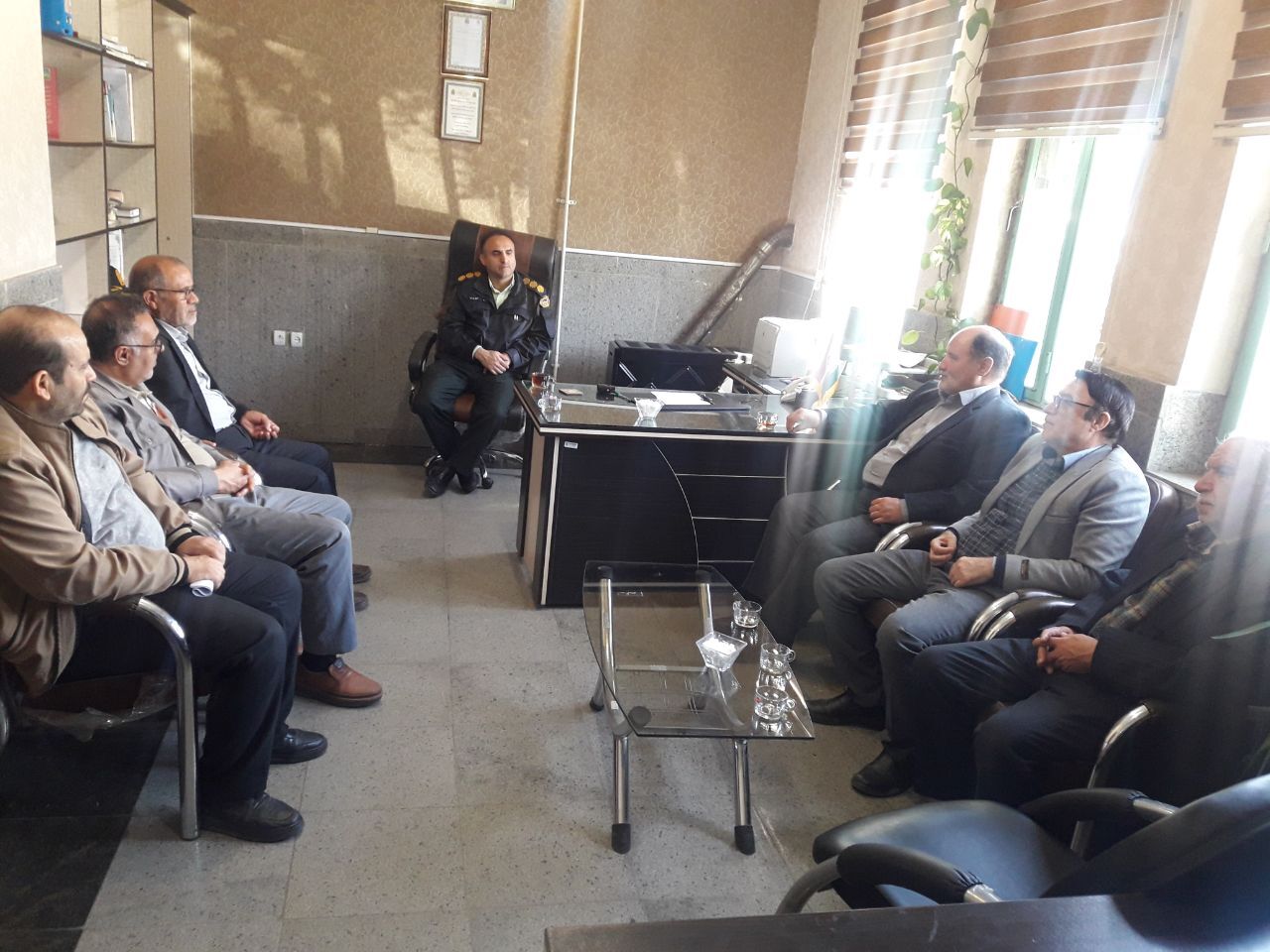 دیدار مسئول دفتر نمایندگی کانون بازنشستگان شهرستان مراغه باحضور تعدادي از پیشکسوتان با سرهنگ امیرنیا رئیس کلانتری ۱۲
