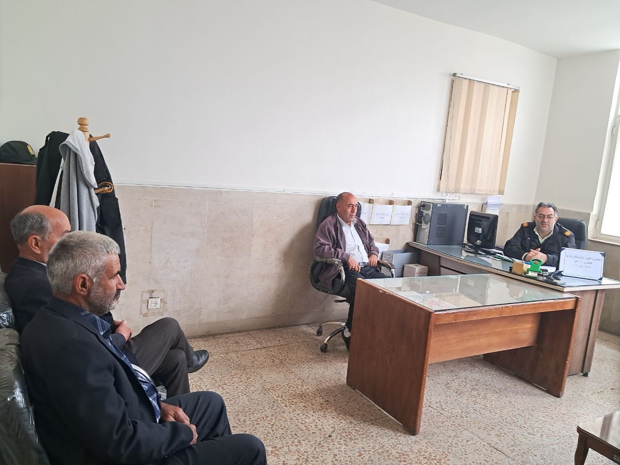 دیدار مسئول دفتر نمایندگی کانون بازنشستگان شهرستان اهر به همراه تعدادی از بازنشستگان با زحمت کشان کلانتری 11 شهرستان