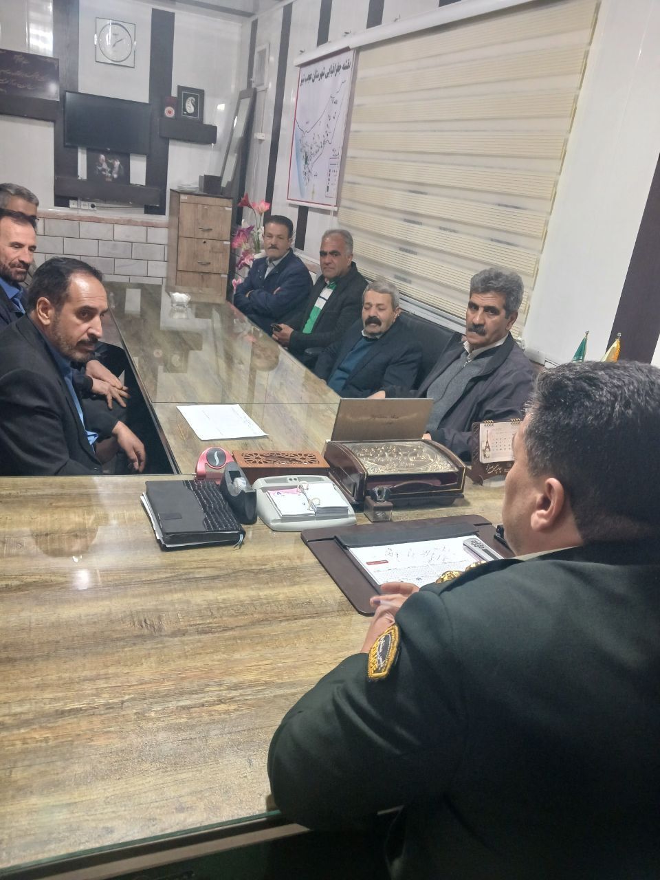 دیدار مسئول دفتر نمایندگی کانون بازنشستگان انتظامی شهرستان عجب شیر به همراه تعدادی از بازنشستگان با رئیس کلانتری ۱۱ شهرستان