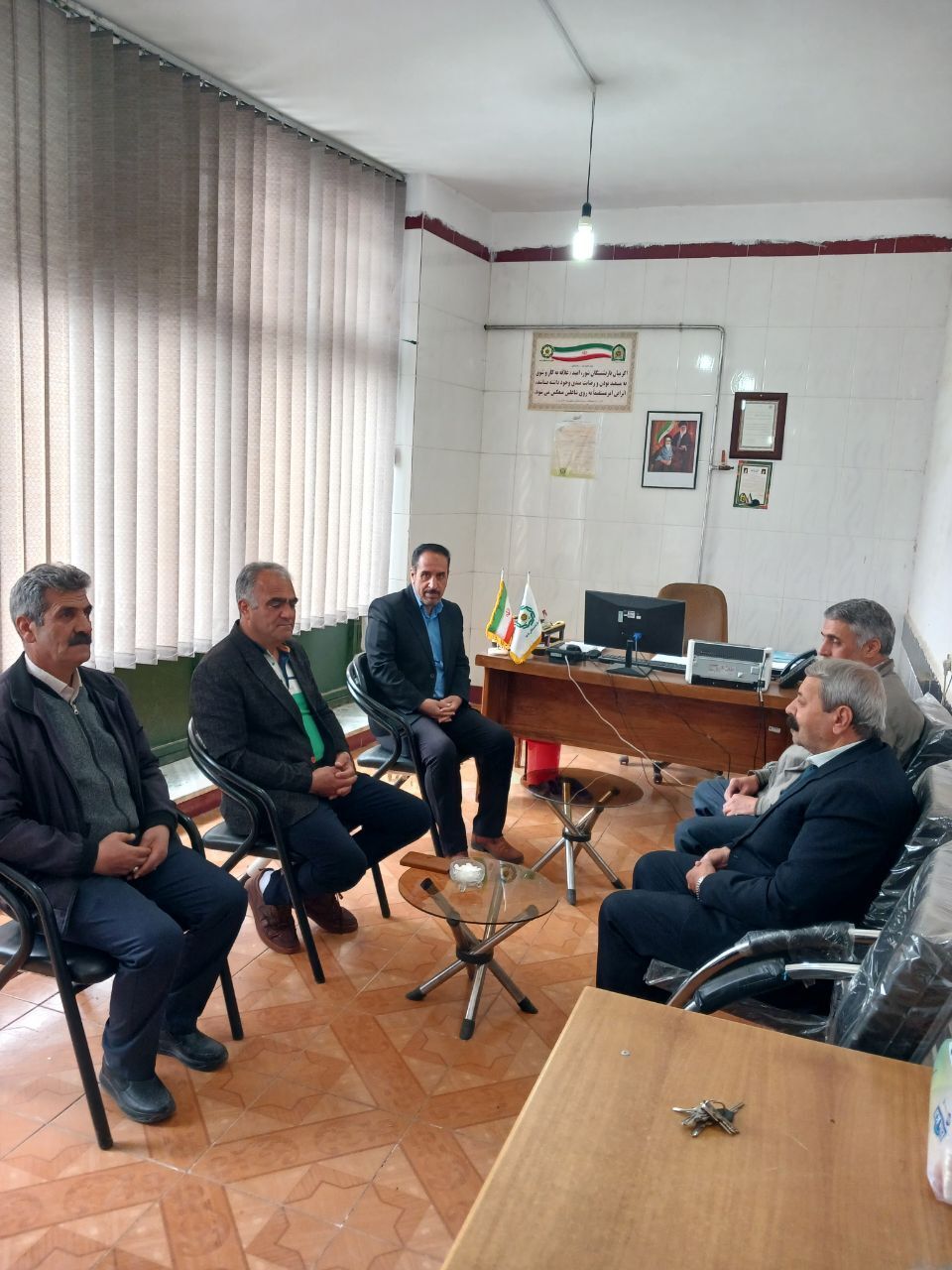 دیدار مسئول دفتر نمایندگی کانون بازنشستگان انتظامی شهرستان عجب شیر به همراه تعدادی از بازنشستگان با رئیس کلانتری ۱۱ شهرستان