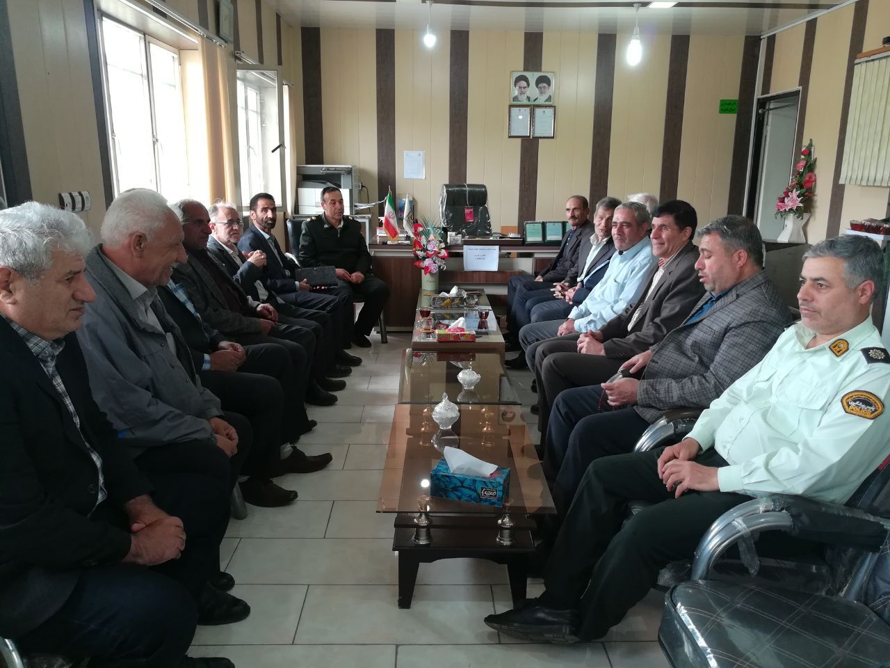 دیدار مسئول دفتر نمایندگی کانون بازنشستگان شهرستان سراب به همراه تعداد 16 نفر بازنشسته با رئیس کلانتری 11 شهرستان دیدار مسئول دفتر نمایندگی کانون بازنشستگان شهرستان سراب به همراه تعداد 16 نفر بازنشسته با رئیس کلانتری 11 شهرستان