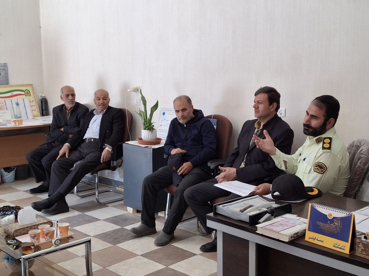 دیدار مسئول دفتر نمایندگی شهرستان نجف آباد و جمعی از بازنشستگان با رئیس کلانتری ۱۲ شهرستان