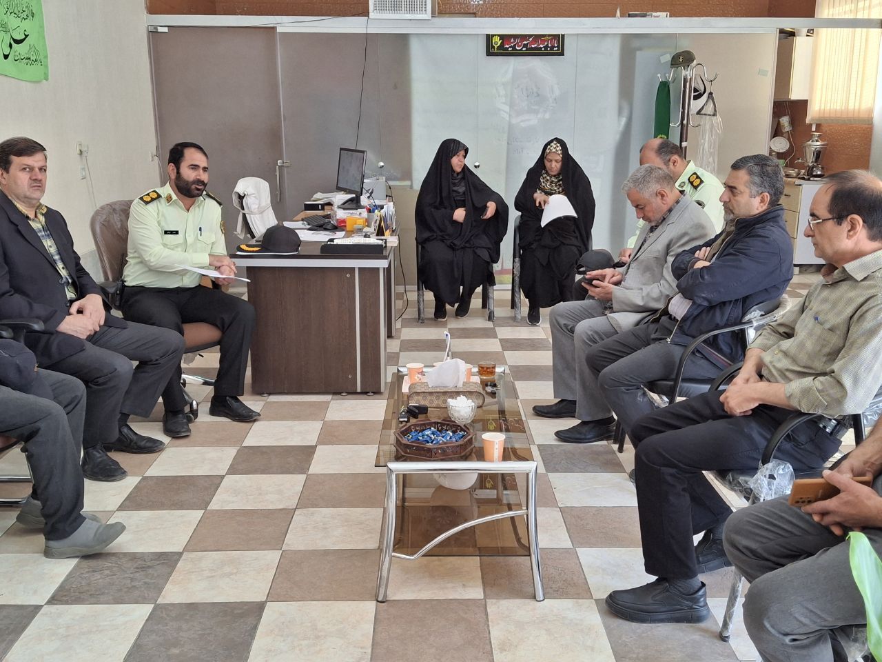 دیدار مسئول دفتر نمایندگی شهرستان نجف آباد و جمعی از بازنشستگان با رئیس کلانتری ۱۲ شهرستان