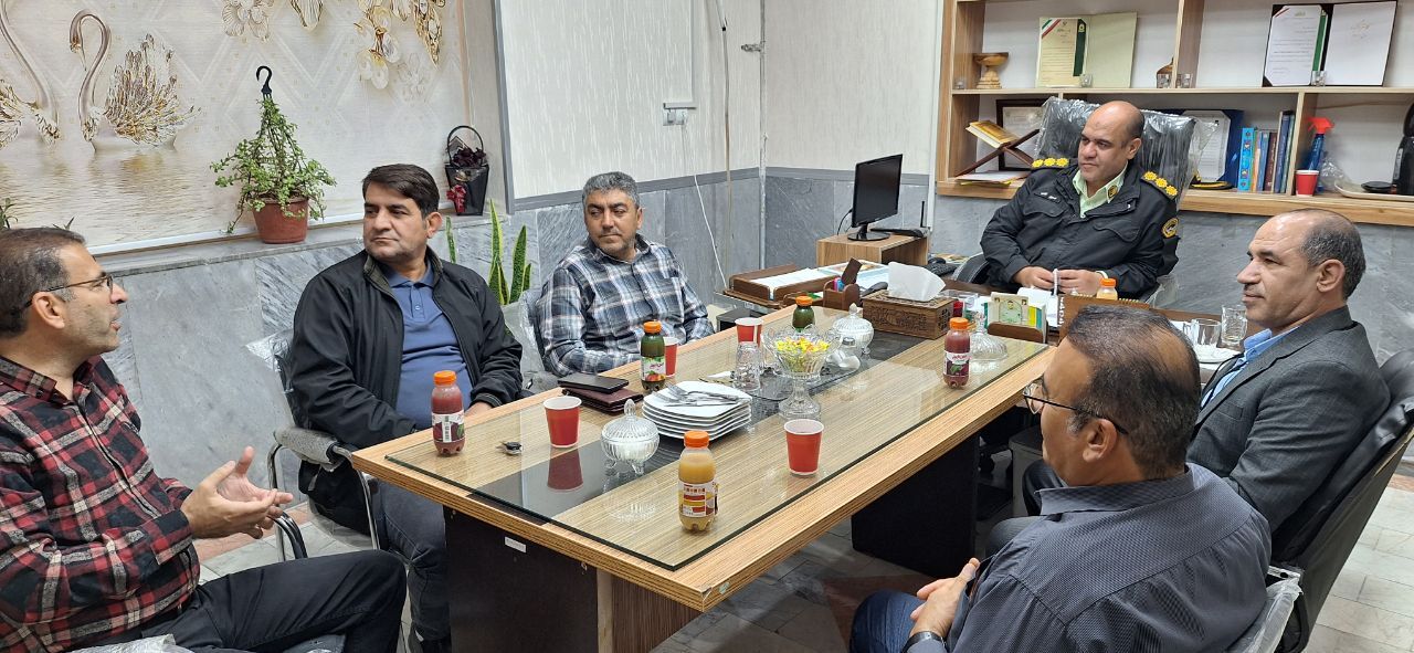 دیدار رئیس دفتر نمایندگی کانون بازنشستگان فردیس به همراه تعدادی از بازنشستگان با رئیس کلانتری ۱۱ این شهرستان