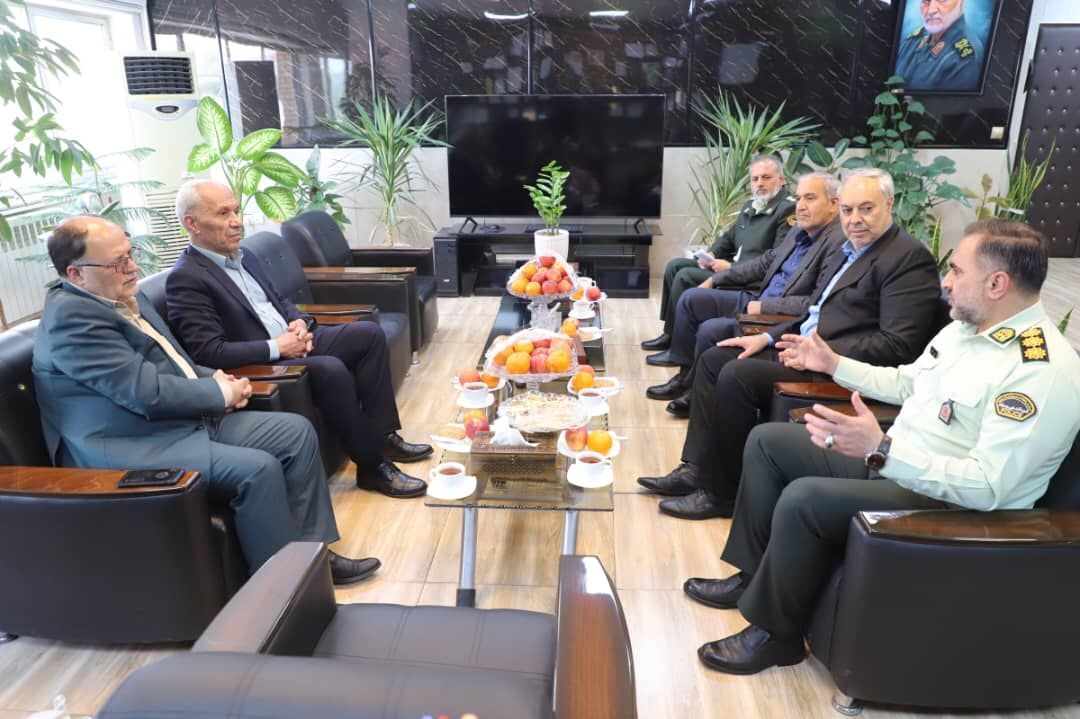 دیدار رئیس کانون بازنشستگان به همراه نمایندگان کانون در مجمع و مسئول امور فرهنگی با فرمانده انتظامي شهرستان کرج دیدار رئیس کانون بازنشستگان به همراه نمایندگان کانون در مجمع و مسئول امور فرهنگی با فرمانده انتظامي شهرستان کرج