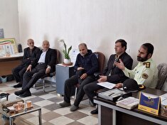 دیدار مسئول دفتر نمایندگی شهرستان نجف آباد و جمعی از بازنشستگان با رئیس کلانتری ۱۲ شهرستان
