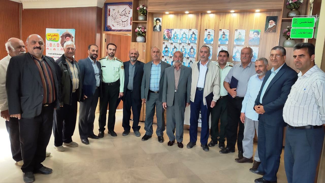 دیدار مسئول دفتر نمایندگی شهرستان شاهین شهر و میمه و جمعی از بازنشستگان با رئیس کلانتری ۱۳ گز شهرستان