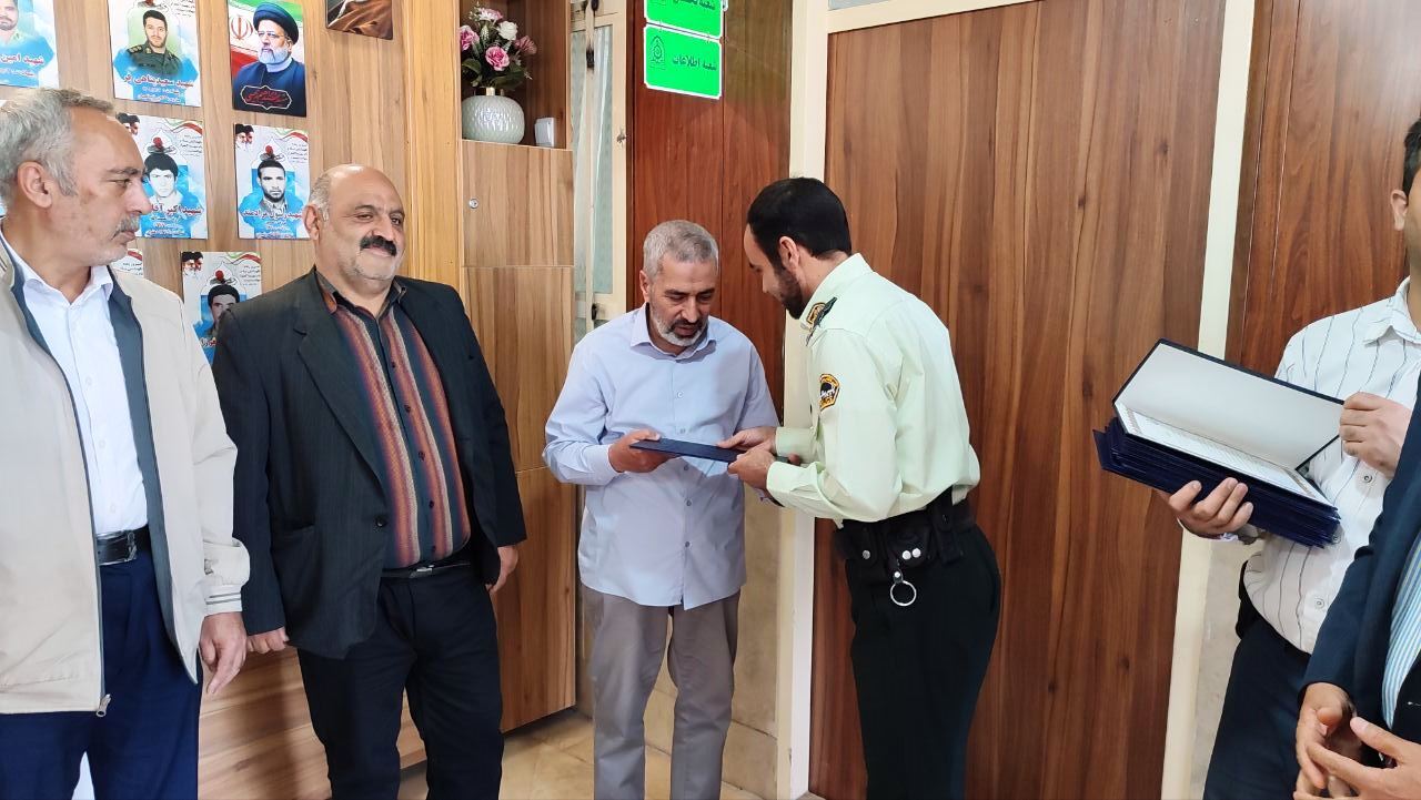 دیدار مسئول دفتر نمایندگی شهرستان شاهین شهر و میمه و جمعی از بازنشستگان با رئیس کلانتری ۱۳ گز شهرستان