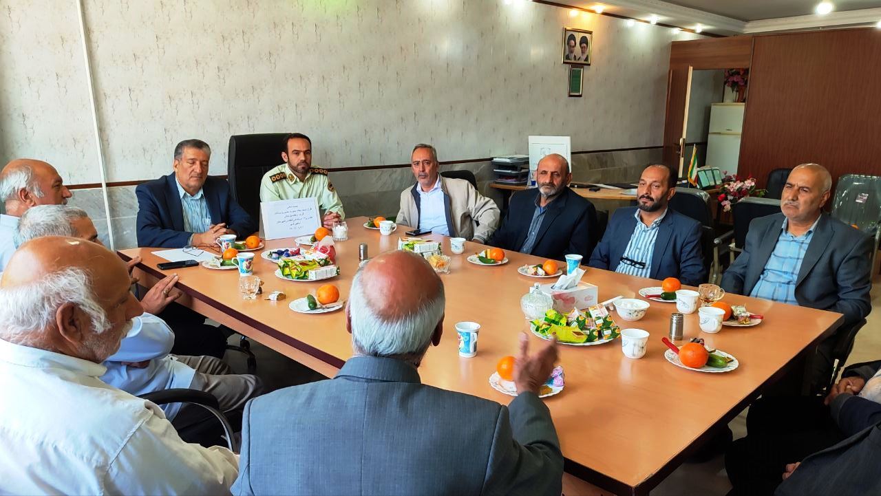 دیدار مسئول دفتر نمایندگی شهرستان شاهین شهر و میمه و جمعی از بازنشستگان با رئیس کلانتری ۱۳ گز شهرستان