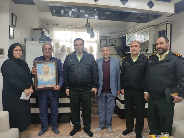 دیدار فرمانده انتظامی شهرستان خمام با یک بانوی مستمری بگیر دیدار فرمانده انتظامی شهرستان خمام با یک بانوی مستمری بگیر