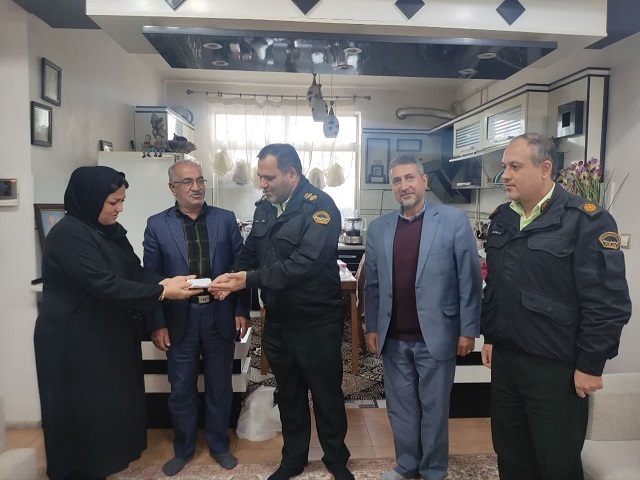 دیدار فرمانده انتظامی شهرستان خمام با یک بانوی مستمری بگیر دیدار فرمانده انتظامی شهرستان خمام با یک بانوی مستمری بگیر