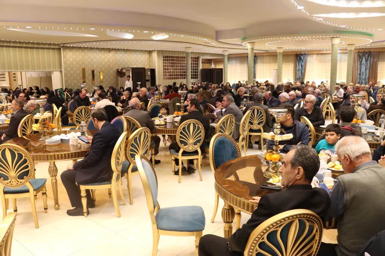 برگزاری ﺿﯿﺎﻓﺖ ﺧﺎﻧﻮادگی ﺷﻬﺮﺳﺘﺎن اراک ﺑﺎ ﺣﻀﻮر 175 ﺑﺎزﻧﺸﺴﺘﻪ و ﺧﺎﻧﻮاده آﻧﻬﺎ