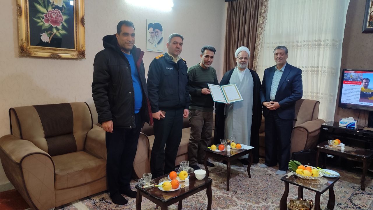 دیدار فرمانده انتظامی شهرستان شاهین شهر و میمه با ۸ نفر از اعضاء وابسته دیدار فرمانده انتظامی شهرستان شاهین شهر و میمه با ۸ نفر از اعضاء وابسته