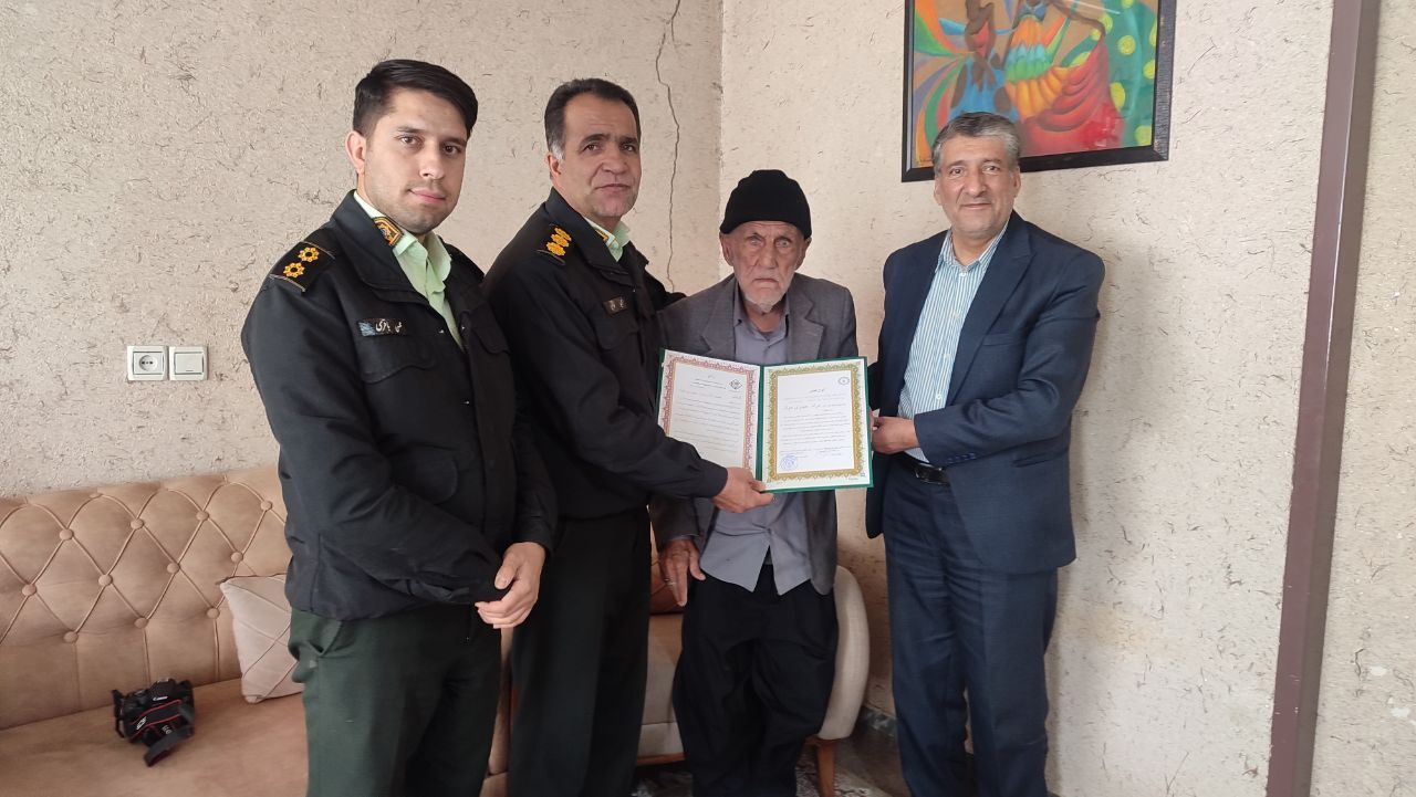 دیدار فرمانده انتظامی شهرستان شاهین شهر و میمه با ۸ نفر از اعضاء وابسته دیدار فرمانده انتظامی شهرستان شاهین شهر و میمه با ۸ نفر از اعضاء وابسته