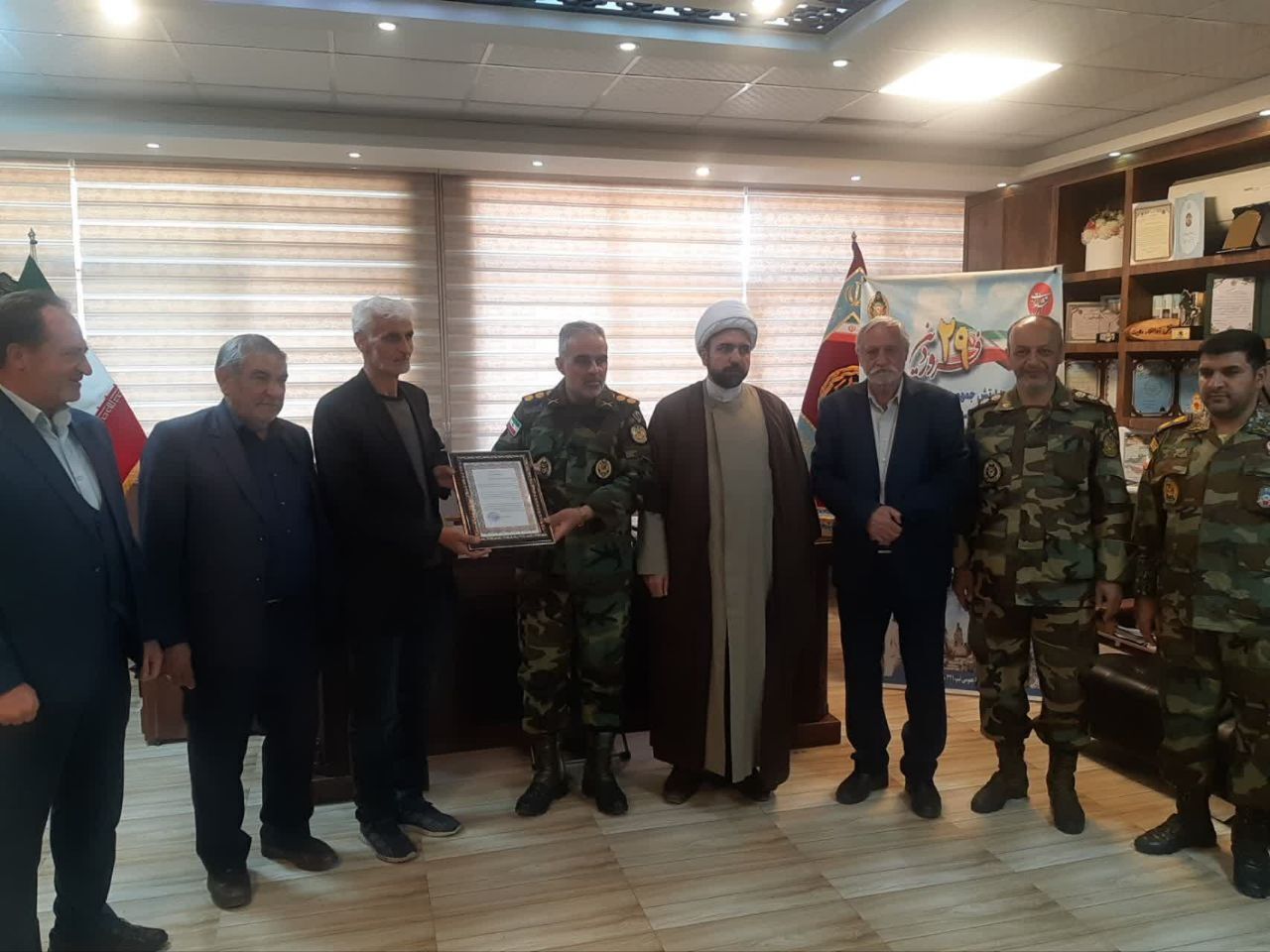 دیدار رئیس دفتر نمایندگی کانون بازنشستگان انتظامی شهرستان مرند با فرماندهی پادگان شهید شریف اشراف ارتش مرند دیدار رئیس دفتر نمایندگی کانون بازنشستگان انتظامی شهرستان مرند با فرماندهی پادگان شهید شریف اشراف ارتش مرند