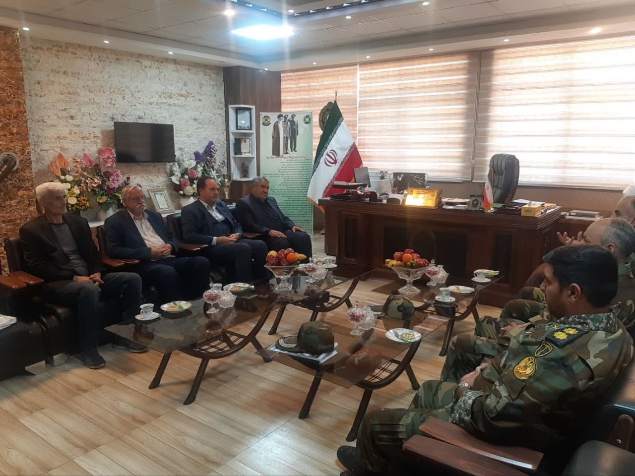 دیدار رئیس دفتر نمایندگی کانون بازنشستگان انتظامی شهرستان مرند با فرماندهی پادگان شهید شریف اشراف ارتش مرند