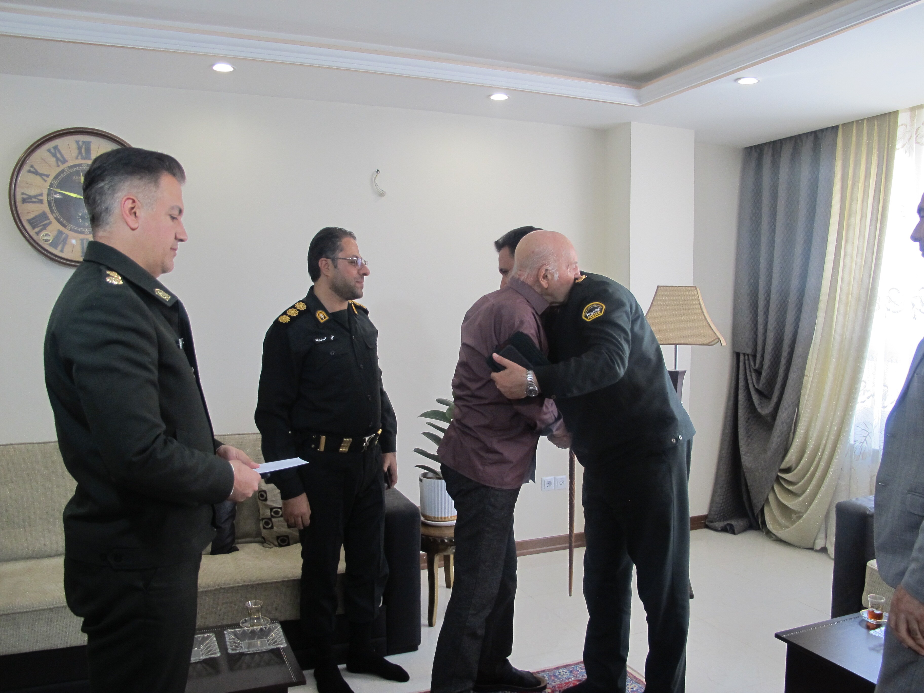 دیدار فرمانده انتظامی استان مرکزی از یک پیشکسوت در شهرستان اراک دیدار فرمانده انتظامی استان مرکزی از یک پیشکسوت در شهرستان اراک