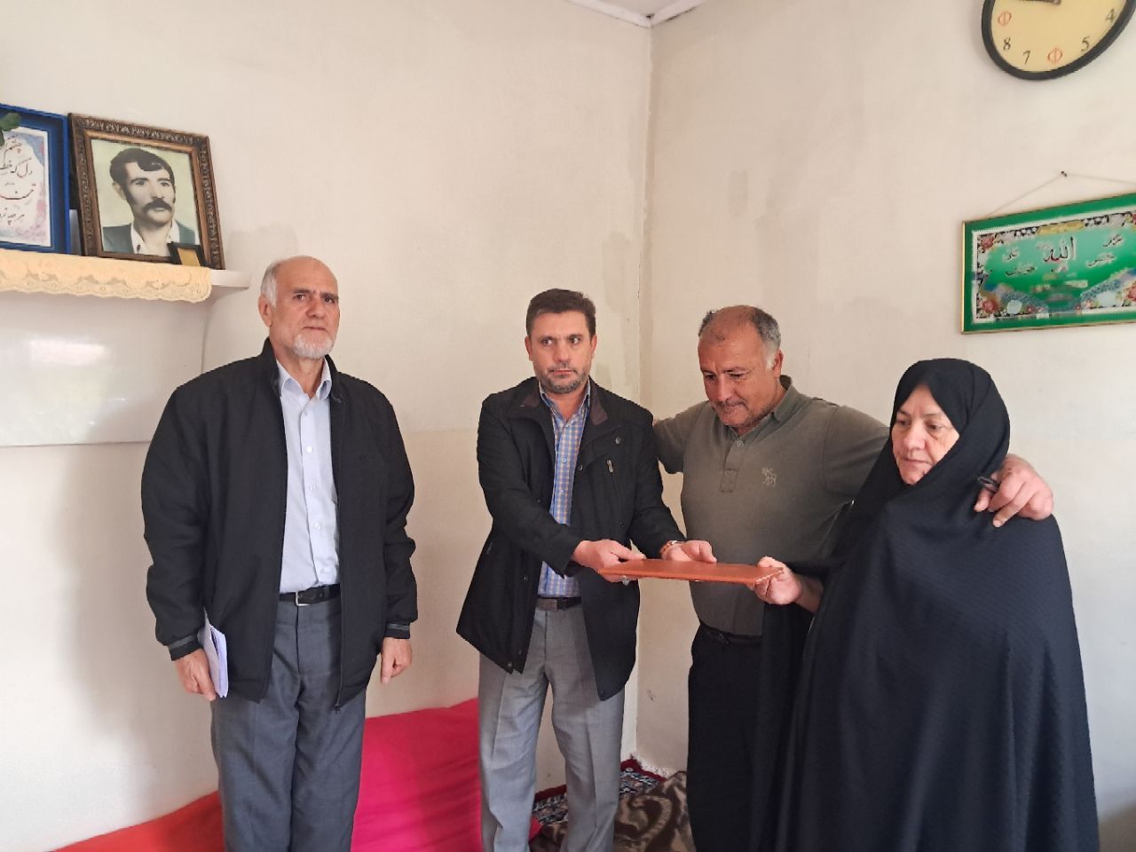 حضور نمایندگان تامین اجتماعی نیروهای مسلح استان آذربایجان شرقی جهت دیدار از ۱۵ نفر مستمری بگیر وبازنشسته‌ به همراه نماینده دفتر کانون بازنشستگان انتظامی شهرستان اهر در منازل آنان