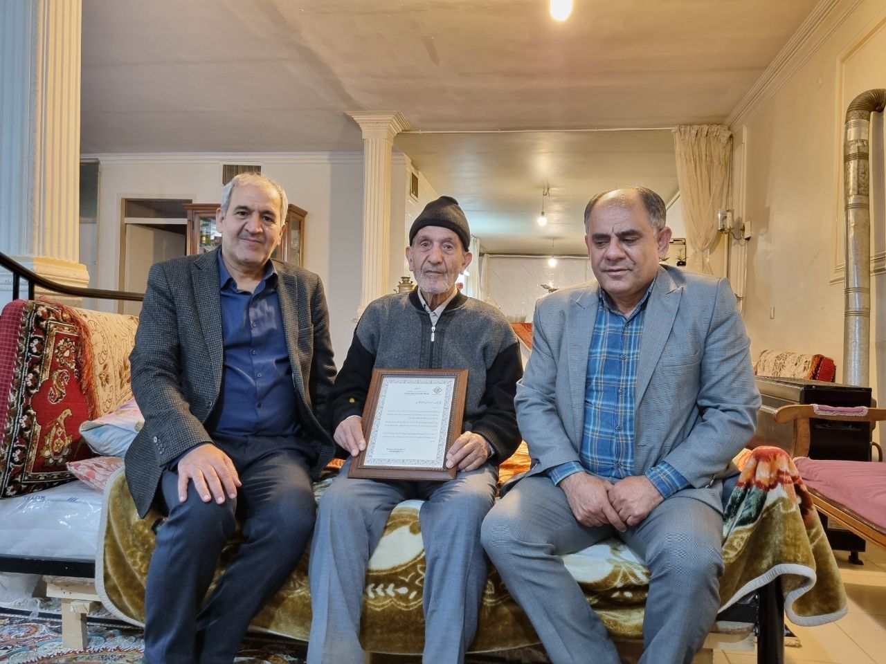دیدار مدیر ارشد اداره بازنشستگی استان البرز به همراه مسئول فرهنگی کانون استان با 6 نفر از بازنشستگان