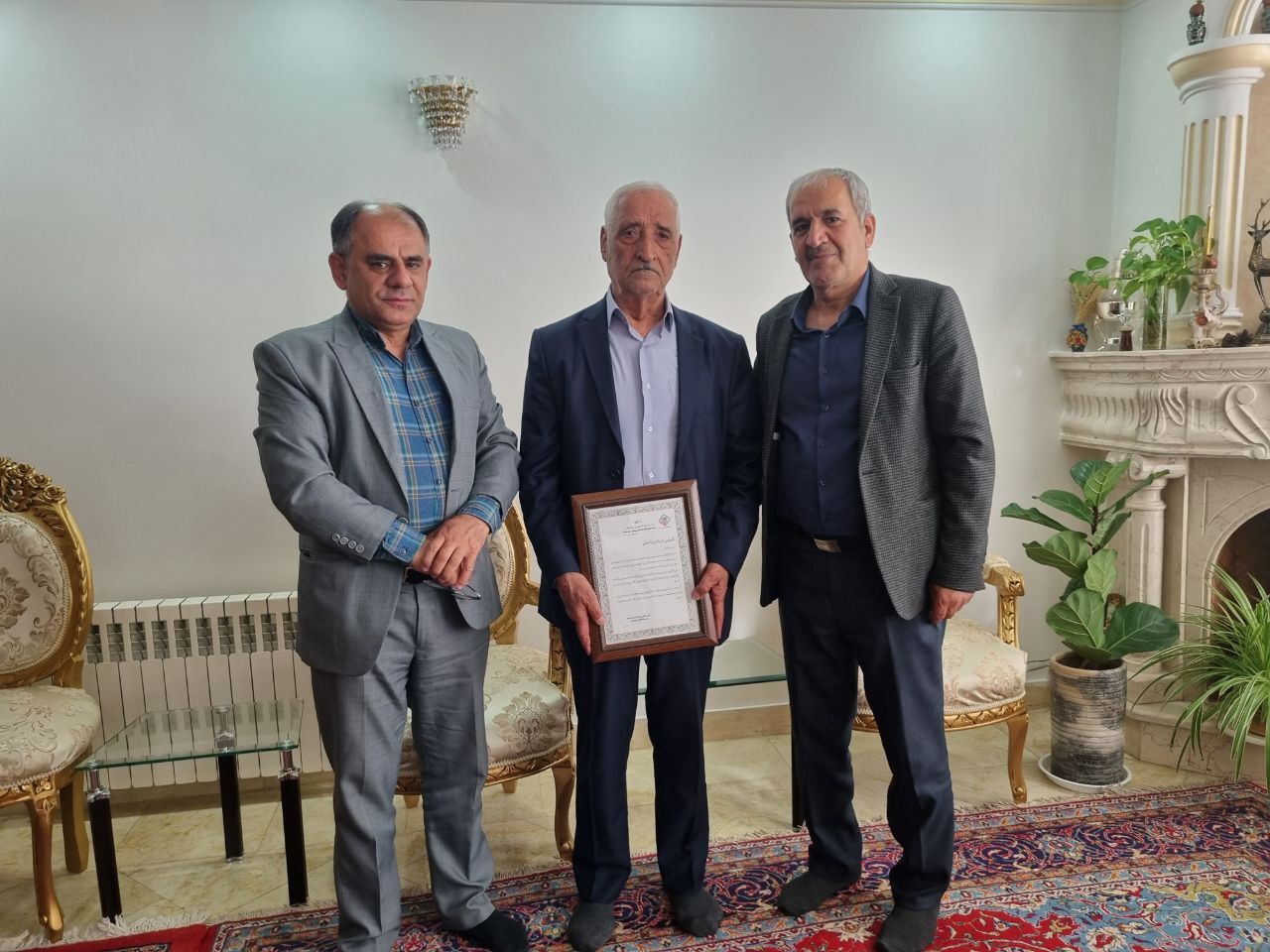 دیدار مدیر ارشد اداره بازنشستگی استان البرز به همراه مسئول فرهنگی کانون استان با 6 نفر از بازنشستگان