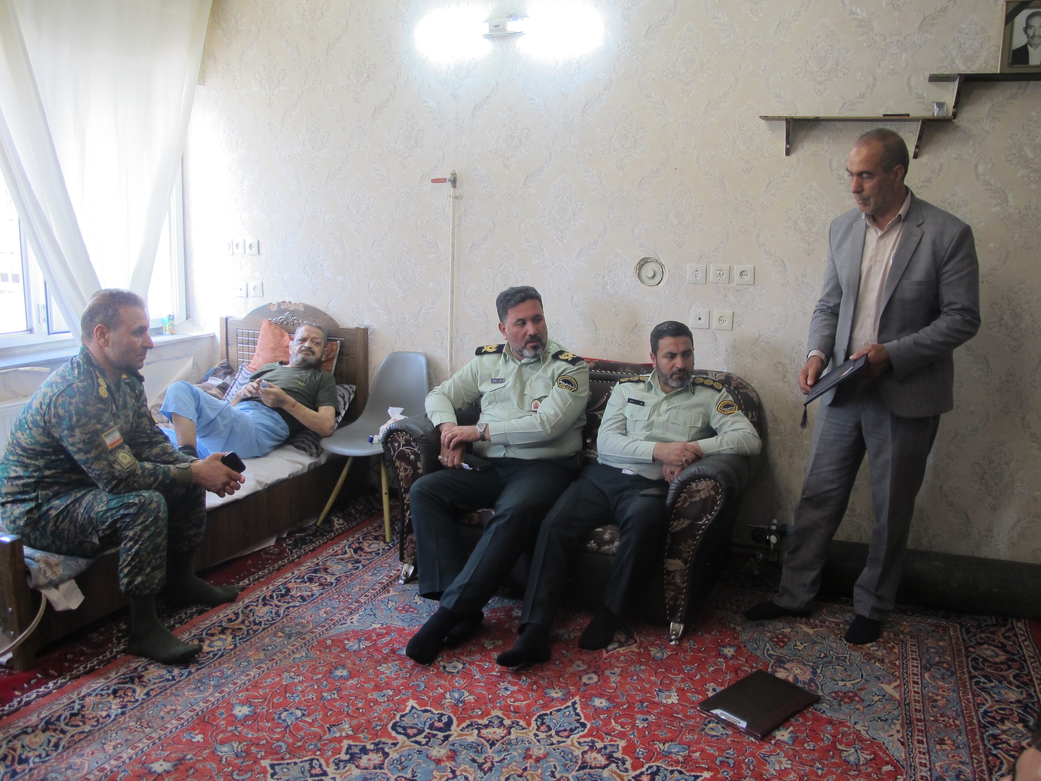 دیدار فرمانده انتظامی استان مرکزی از یک پیشکسوت در شهرستان اراک دیدار فرمانده انتظامی استان مرکزی از یک پیشکسوت در شهرستان اراک