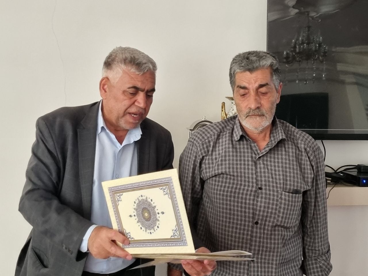 دیدار رئیس کانون بازنشستگان انتظامی استان آذربایجان شرقی به همراه نماینده بازنشستگان در مجمع با ۸ نفر از بازنشستگان و وظیفه بگیران جانباز