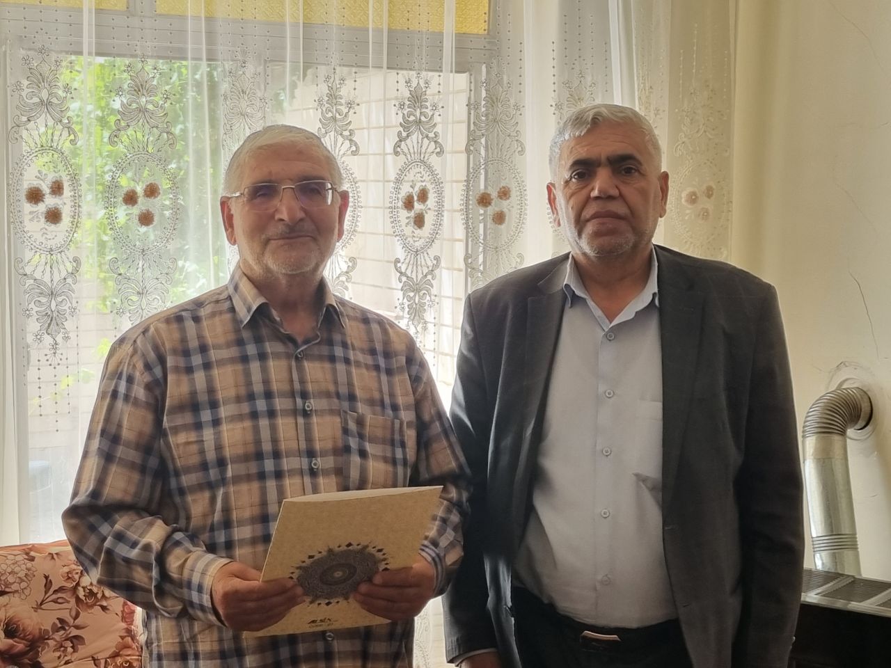 دیدار رئیس کانون بازنشستگان انتظامی استان آذربایجان شرقی به همراه نماینده بازنشستگان در مجمع با ۸ نفر از بازنشستگان و وظیفه بگیران جانباز