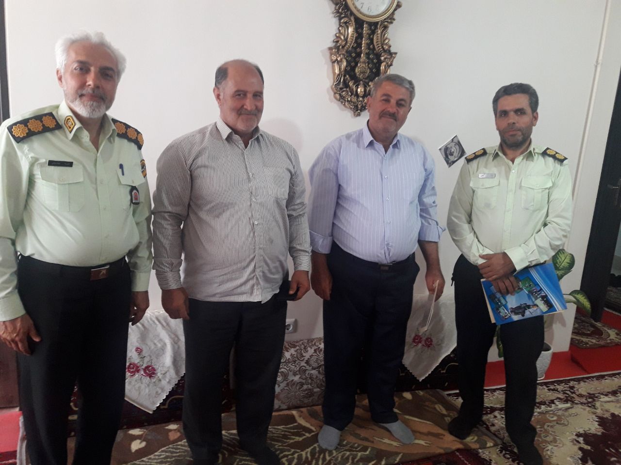 دیدار رئیس کانون بازنشستگان انتظامی شهرستان مراغه با تعداد ۴ نفر از اعضاء وابسته شهرستان درمنزل
