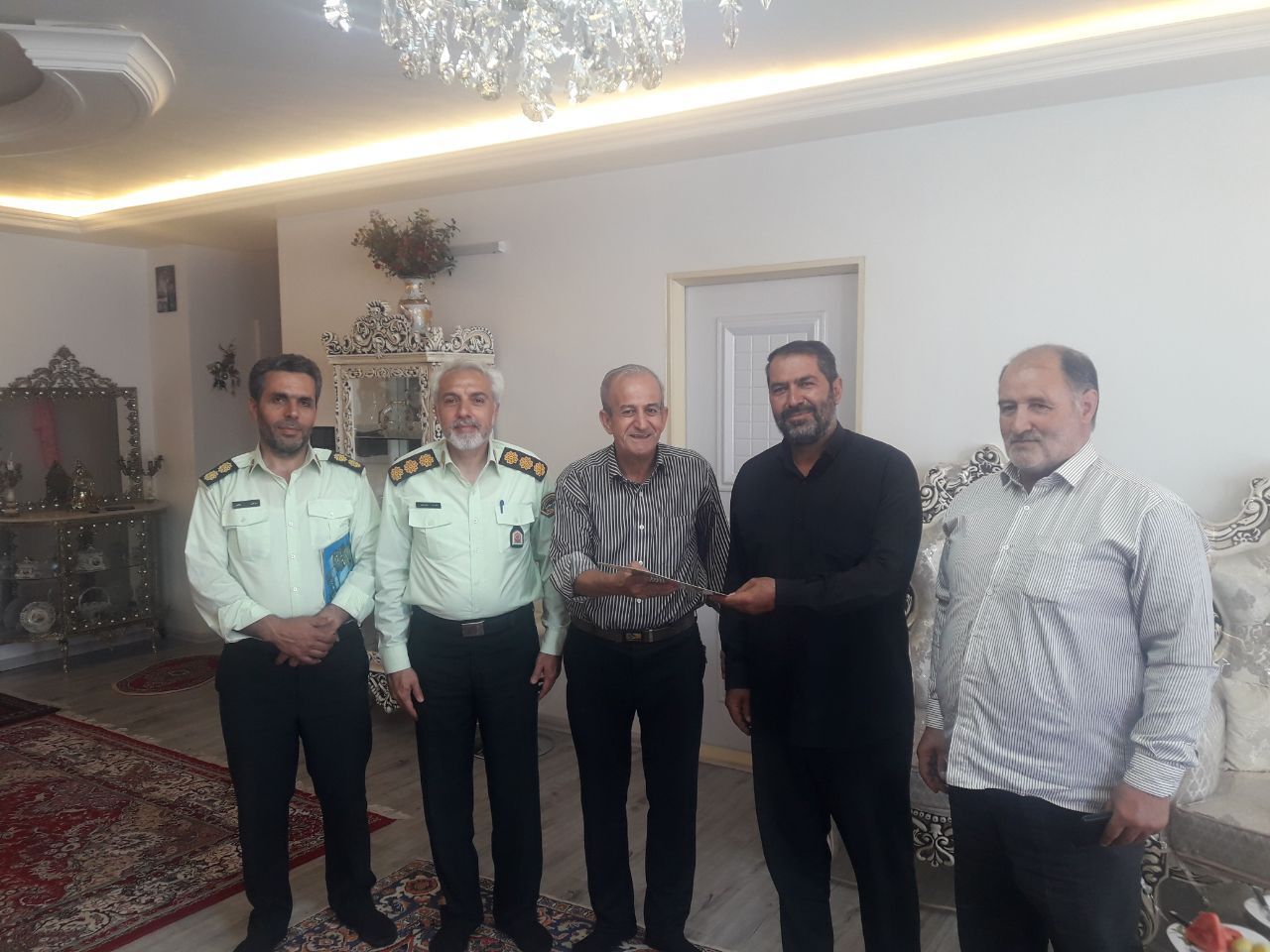 دیدار رئیس کانون بازنشستگان انتظامی شهرستان مراغه با تعداد ۴ نفر از اعضاء وابسته شهرستان درمنزل