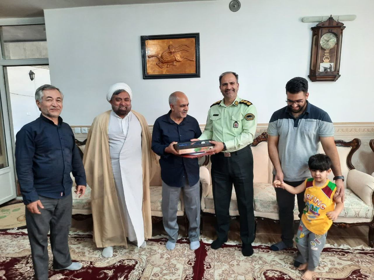 دیدار فرمانده انتظامی شهرستان خمینی شهر با ۸ نفر از اعضاء وابسته