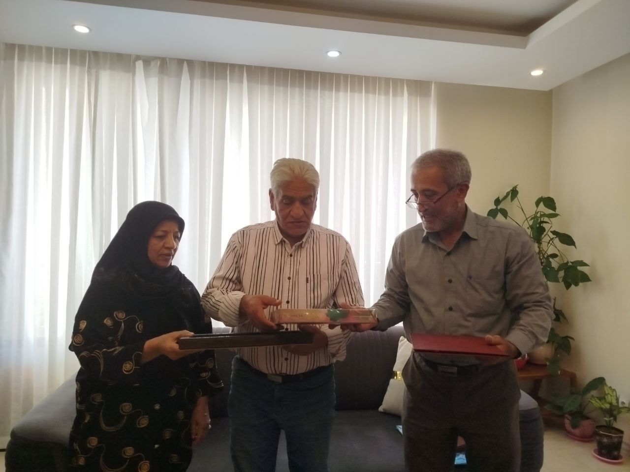 دیدار و سرکشی از ۱۵۰ عضو بازنشسته و مستمری بگیر استان اصفهان در فصل بهار