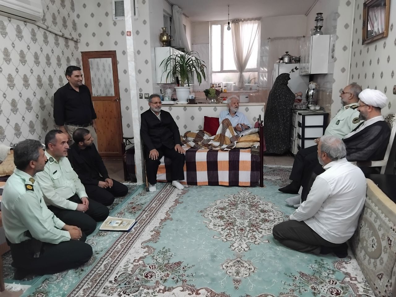 فرمانده انتظامی استان قم با پیشکسوت محمدرضا قاسمی برمی دیدار کرد. فرمانده انتظامی استان قم با پیشکسوت محمدرضا قاسمی برمی دیدار کرد.