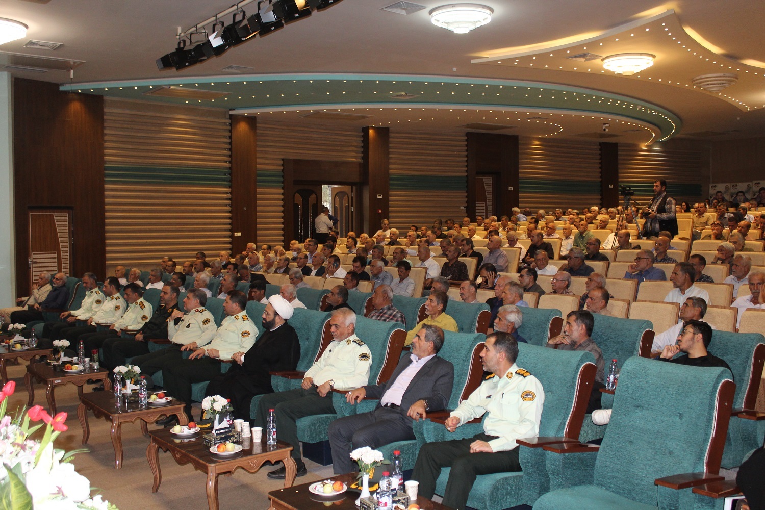 تقدیر از تلاشهای پیشکسوتان ژاندارمری در استان فارس تقدیر از تلاشهای پیشکسوتان ژاندارمری در استان فارس