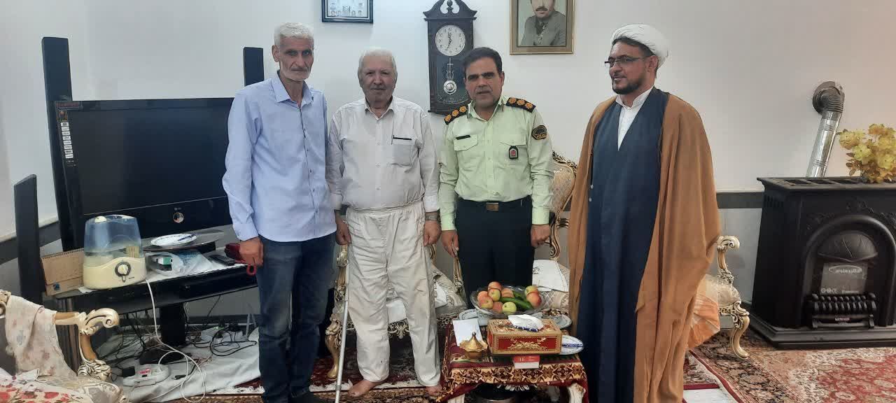 دیدار فرمانده انتظامی شهرستان مرند به همراه رئیس عقیدتی سیاسی و مسئول دفترنمایندگی کانون بازنشستگان با ۳ نفر از پیشکسوتان دیدار فرمانده انتظامی شهرستان مرند به همراه رئیس عقیدتی سیاسی و مسئول دفترنمایندگی کانون بازنشستگان با ۳ نفر از پیشکسوتان