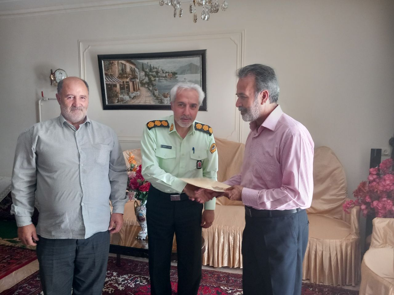 دیدار رئیس کانون بازنشستگان شهرستان مراغه با حضور نماینده فرمانده انتظامی شهرستان با ۳ نفر از پیشکسوتان عضو کانون در منزل