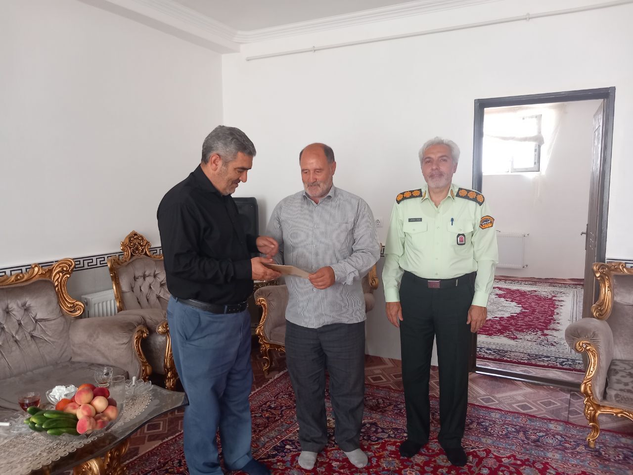 دیدار رئیس کانون بازنشستگان شهرستان مراغه با حضور نماینده فرمانده انتظامی شهرستان با ۳ نفر از پیشکسوتان عضو کانون در منزل