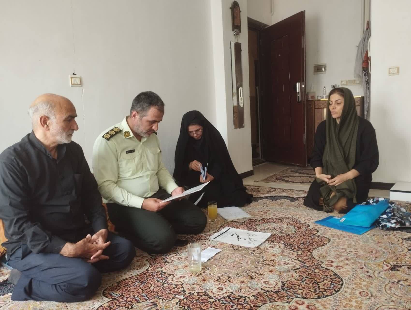 دیدار معاون نیروی انسانی فرمانده انتظامی ویژه غرب استان تهران از خانواده متوفی آقای علی میر مروتی دیدار معاون نیروی انسانی فرمانده انتظامی ویژه غرب استان تهران از خانواده متوفی آقای علی میر مروتی