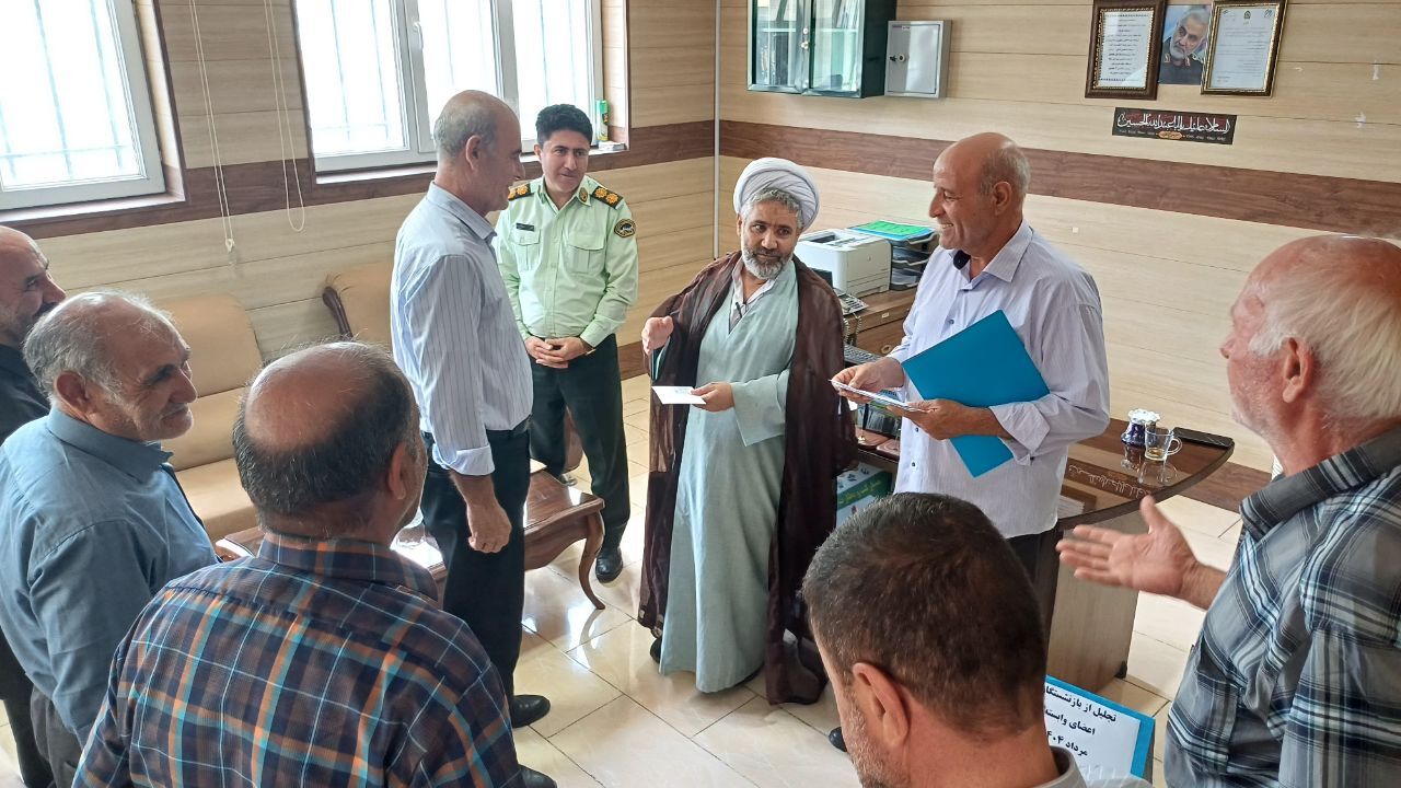 دیدار مسئول دفتر نمایندگی کانون بازنشستگان انتظامی شهرستان جلفا با حضور رئیس عقیدتی و سیاسی انتظامی شهرستان با تعداد ۱۱ نفر از پیشکسوتان