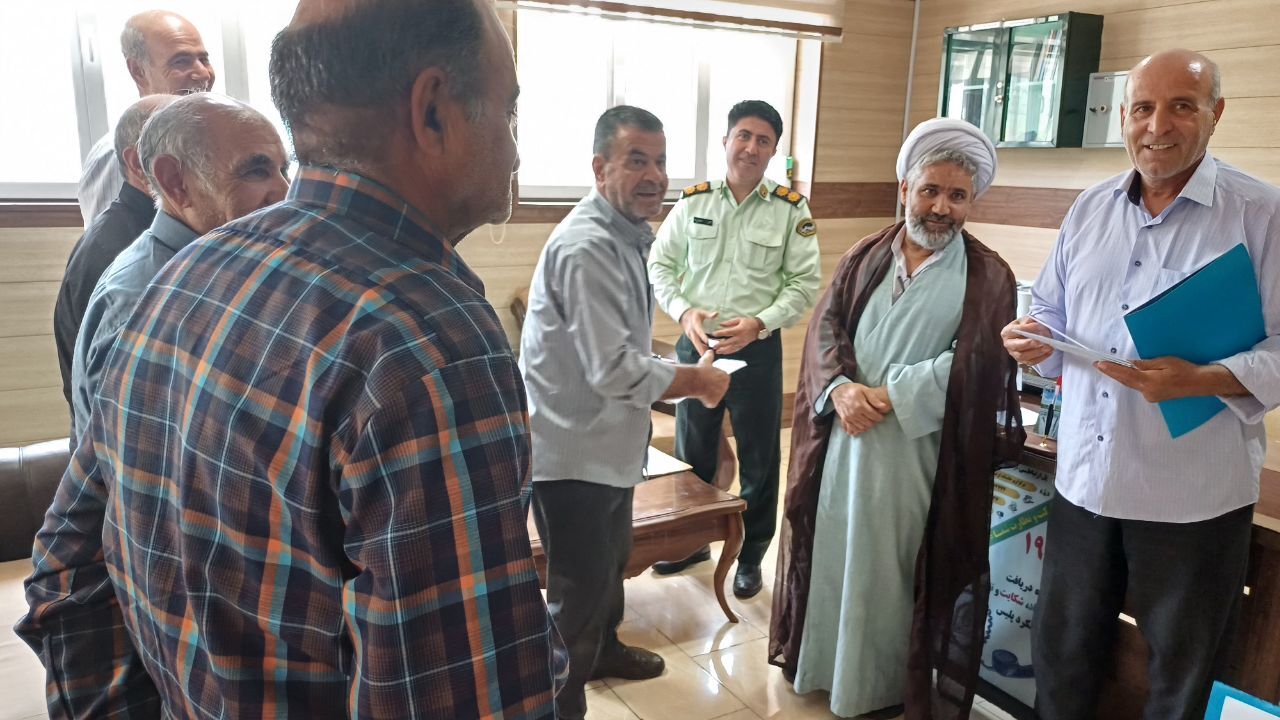 دیدار مسئول دفتر نمایندگی کانون بازنشستگان انتظامی شهرستان جلفا با حضور رئیس عقیدتی و سیاسی انتظامی شهرستان با تعداد ۱۱ نفر از پیشکسوتان
