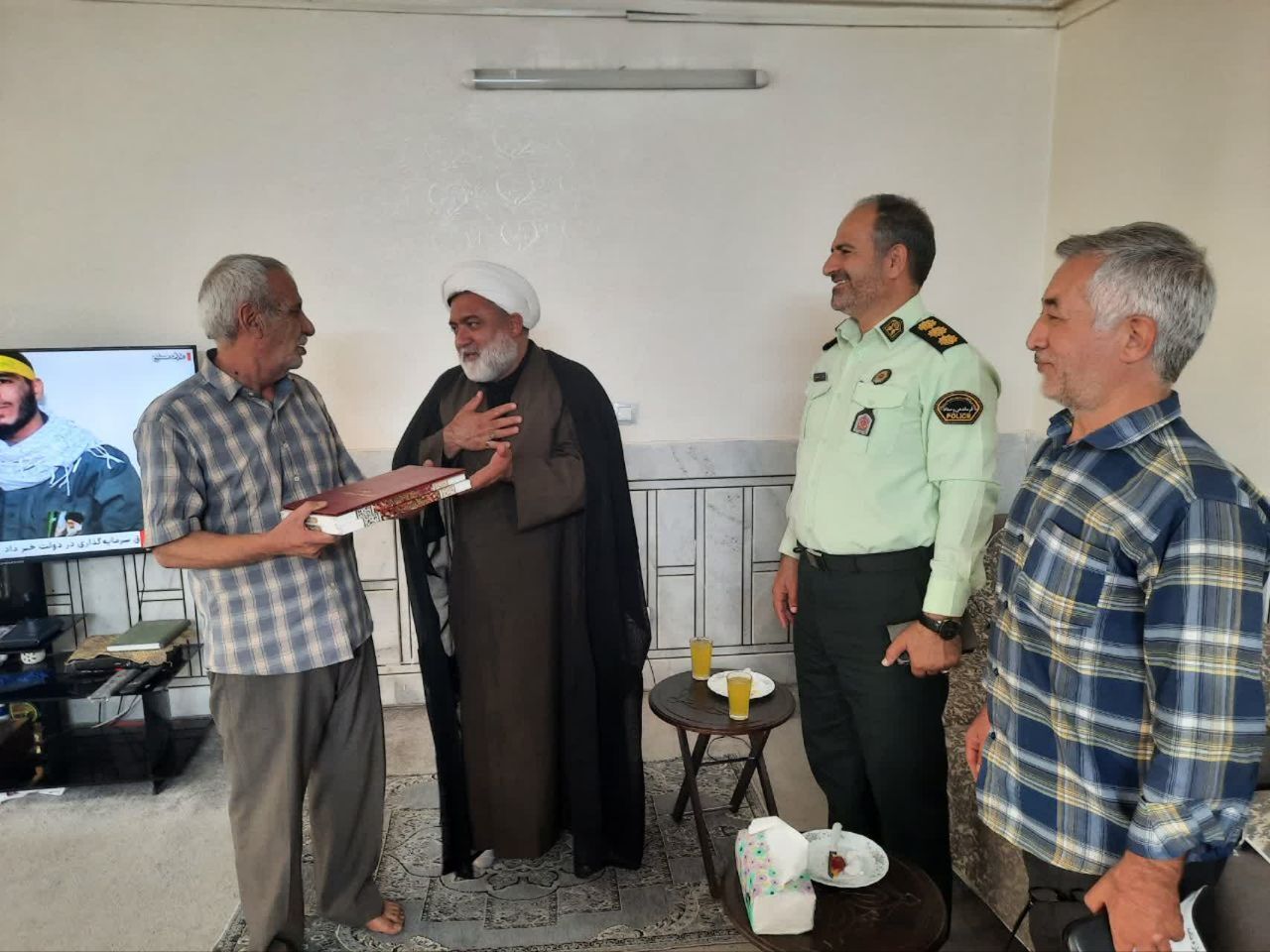 دیدار فرمانده انتظامی شهرستان خمینی شهر با ۲ نفر از پیشکسوتان