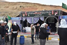 خدمت‌ رسانی بازنشستگان استان آذربایجان غربی به زائران اربعین در موکب شهدای انتظامی پایانه مرزی تمرچین