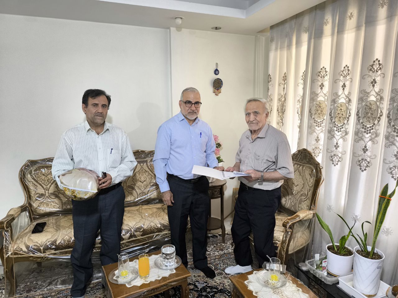 دیدار با 2 نفر از بازنشستگان و مستمری بگیران شهرستان اهواز دیدار با 2 نفر از بازنشستگان و مستمری بگیران شهرستان اهواز