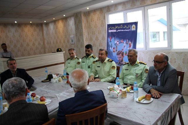 محفل انس و الفت پیشـکسوتان با حضور فرمانده انتظامی استان محفل انس و الفت پیشـکسوتان با حضور فرمانده انتظامی استان
