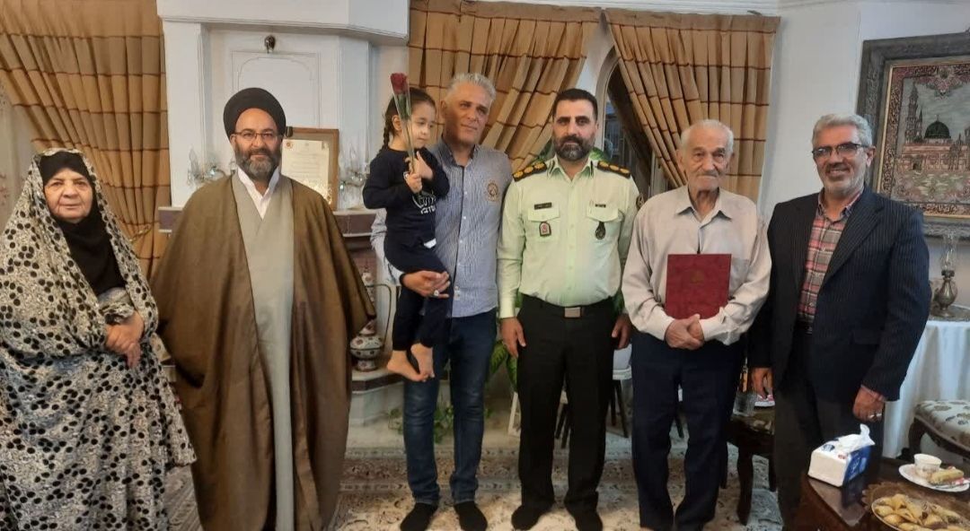 دیدار مسئولان انتظامی کاشان با خانواده شهید والامقام سید عباس تقریری به مناسبت هفته فراجا