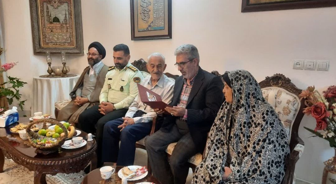 دیدار مسئولان انتظامی کاشان با خانواده شهید والامقام سید عباس تقریری به مناسبت هفته فراجا دیدار مسئولان انتظامی کاشان با خانواده شهید والامقام سید عباس تقریری به مناسبت هفته فراجا